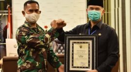 FOTO : Dandim 0415/Batanghari Kolonel Inf J. Hardiyanto Menyerahkan Penghargaan Pangdam II/Swj kepada Wali Kota Jambi H. Syarif Fasha, Jumat (14/08/20)