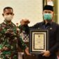 FOTO : Dandim 0415/Batanghari Kolonel Inf J. Hardiyanto Menyerahkan Penghargaan Pangdam II/Swj kepada Wali Kota Jambi H. Syarif Fasha, Jumat (14/08/20)