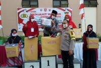 FOTO : Kapolres Tanjab Barat AKBP Guntur Saputro S.IK, MH saat Menyerahkan Hadiah Kepada Para Pemenang, Sabtu (15/08/20)