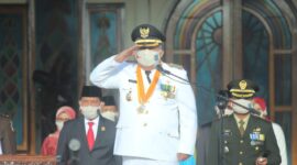 FOTO : Bupati Tanjung Jabung Barat Dr. Ir. H. Safrial MS Saat Pimpin Upacara Pengibaran Bendera Merah Putih Peringatan Hari Kemerdekaan Republik Indonesia Ke-75, Tahun 2020 di Halaman Kantor Bupati, Senin (17/08/20).