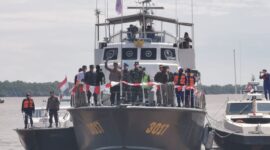 FOTO : Polres Tanjab Barat, Kodim 0419/Tanjab Polisi bersama Polair Baharkam Polri serta ratusan Nelayan laksanakan Upacara Peringatan Detik-Detik Proklamasi Kemerdekaan RI ke 75 di atas perairan Sungai Pengabuan, Senin (17/08/20).