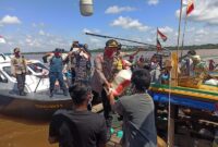 FOTO : Kapolres Tanjabbar AKBP Guntur Saputo Menyerahkan Bantuan Beras Kapolri kepada para Nelayan di perairan Sungai Pengabuan, Kuala Tungkal, Senin (17/08/20)