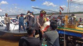 FOTO : Kapolres Tanjabbar AKBP Guntur Saputo Menyerahkan Bantuan Beras Kapolri kepada para Nelayan di perairan Sungai Pengabuan, Kuala Tungkal, Senin (17/08/20)