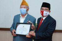FOTO : Gubernur Jambi H. Fachrori Umar Memberikan Piagam Penghargaan kepada Bapak Guan San Gunawan di Museum Perjuangan Rakyat Jambi, Senin (17/08/20).
