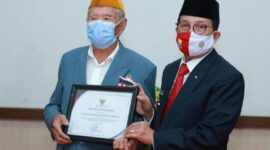 FOTO : Gubernur Jambi H. Fachrori Umar Memberikan Piagam Penghargaan kepada Bapak Guan San Gunawan di Museum Perjuangan Rakyat Jambi, Senin (17/08/20).