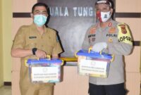 FOTO : Kapolres Tanjab Barat AKBP Guntur Saputro, SIK, MH Menyerahkan Bantuan Vitamin Kepada Direktur RSUD KH. Daud Aruf dr. H. Elfry Syahril, MARS, Selasa (18/08/20).