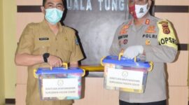 FOTO : Kapolres Tanjab Barat AKBP Guntur Saputro, SIK, MH Menyerahkan Bantuan Vitamin Kepada Direktur RSUD KH. Daud Aruf dr. H. Elfry Syahril, MARS, Selasa (18/08/20).