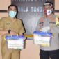 FOTO : Kapolres Tanjab Barat AKBP Guntur Saputro, SIK, MH Menyerahkan Bantuan Vitamin Kepada Direktur RSUD KH. Daud Aruf dr. H. Elfry Syahril, MARS, Selasa (18/08/20).