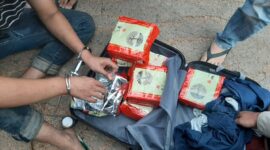 FOTO : Petugas BNNP Jambi Saat Memeriksa Barang Bukti Diduga Shabu-Shabu yang Dibawa oleh Keempat Pelaku.