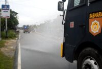 FOTO : Mobil Water Canon / AVC Polres Tanjab Barat Melakukan Penyemprotan Disinfektan disekitar di Rumah Sakit Umum Daerah (RSUD) KH. Daud Arif, Selasa (18/08/20)