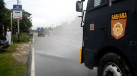 FOTO : Mobil Water Canon / AVC Polres Tanjab Barat Melakukan Penyemprotan Disinfektan disekitar di Rumah Sakit Umum Daerah (RSUD) KH. Daud Arif, Selasa (18/08/20)