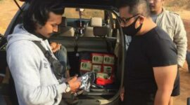 FOTO : Petugas BNNP Jambi Saat Memeriksa Barang Bukti Diduga Shabu-Shabu yang Dibawa Keempat Pelaku NZ RY, MY dan MD.