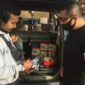 FOTO : Petugas BNNP Jambi Saat Memeriksa Barang Bukti Diduga Shabu-Shabu yang Dibawa Keempat Pelaku NZ RY, MY dan MD.