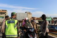FOTO : Aparat Gabungan Saat Laksanakan Giat Himbauan Protokol Kesehatan di WFC Kuala Tungkal, Kamis (20/08/20).