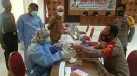 FOTO : Pelaksanaan Rapid Test Terhadap 50 Personil Polres Tanjung Jabung Barat di Aula Rekonfu Mapolres, Senin (24/08/20).