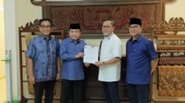 FOTO : Al-Haris Saat Menerima Rekomendasi dari Ketum DPP PAN Zulkifli Hasan
