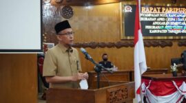 FOTO : Sekda Tanjung Jabung Barat H. Agus Sanusi Ketika Sampaikan Nota Rancangan Kebijakan Umum Perubahan APBD (KUPA) dan Prioritas Plafon Anggaran Sementara Perubahan APBD (PPASP) Tahun Anggaran 2020 pada Rapat Paripurna DPRD Kabupaten Tanjung Jabung Barat, Selasa (25/08/20).