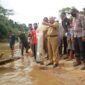 FOTO : Bupati Safrial Panen Ikan di Sungai Lubuk Larangan Raja Gagak Dusun Mudo, Kecamatan Muara Papalik, Selasa (25/08/20)
