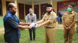 FOTO : Bupati Safrial Saat Serahkan Kunci Bantuan Kendaraan Operasional Inseminasi Buatan Bank Jambi, Selasa (25/08/20)