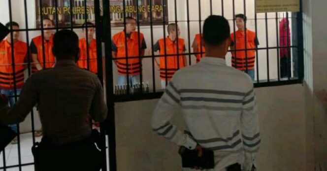 FOTO : Kejaksaan Negeri Tanjung Jabung Barat Saat Melimpahkan 10 Tahanan Titipan di Polres Tanjung Jabung Barat ke Lapas Klas II B Kuala Tungkal di Bram Itam.