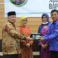 FOTO : Bupati dan Istri Berikan Cinderamata pads Acara Pisah Sambut Kepala Kejaksaan Negeri dari Pejabat Lama Bapak Tri Joko, SH, MH Kepada Pejabat Baru Togar Rafilion, SH di Rumah Jabatan Bupati, Kamis Malam (27/08/20)