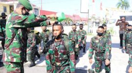 FOTO : 15 Tantama Remaja Menjakani Tradisi Masuk Satuan di Kodim 0419/Tanjab, Jumat (28/08/20).