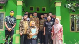 FOTO : Pemberian BLT DD Tahap VI Terhadap 81 KPM di Kantor Desa Bram Itam Kanan, Kecamatan Bramitan, Kamis (27/08/20). 