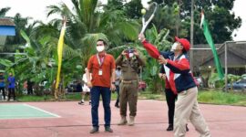 FOTO : Gubernur Jambi H. Fachrori Umar ketika Membuka Open Tournament Tenis Lapangan Gubernur Cup III Tahun 2020 di Lapangan Tenis BPSDMP Provinsi Jambi, Sabtu (29/08/20)