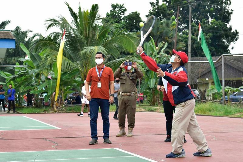 FOTO : Gubernur Jambi H. Fachrori Umar ketika Membuka Open Tournament Tenis Lapangan Gubernur Cup III Tahun 2020 di Lapangan Tenis BPSDMP Provinsi Jambi, Sabtu (29/08/20)