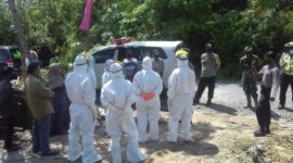 FOTO : Petugas Sedang Prosesi Pemakaman Pasien di Pemakaman Pemkab Tanjab Barat, Minggu (30/08/20)