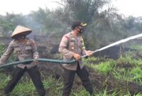 FOTO : Kapolres Tanjab Barat AKBP Guntur Saputro, SIK, MH Beraama Dandim 0419/Tanjab Letkol Inf Erwan Susanto, S.IP Melakukan Upaya Pemadaman.