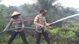FOTO : Kapolres Tanjab Barat AKBP Guntur Saputro, SIK, MH Beraama Dandim 0419/Tanjab Letkol Inf Erwan Susanto, S.IP Melakukan Upaya Pemadaman.