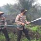 FOTO : Kapolres Tanjab Barat AKBP Guntur Saputro, SIK, MH Beraama Dandim 0419/Tanjab Letkol Inf Erwan Susanto, S.IP Melakukan Upaya Pemadaman.