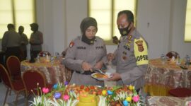 FOTO : Kapolres Tanjab Batat AKBP Guntur Saputro, S.IK, MH dan Ibu Asuh Polwan Polres Tanjab Barat Ibu Indri Guntur Saat Memotong Tumpeng Syukuran HUT Polwan ke 72 di ruang Vicon Mapolres Tanjab Barat, Selasa (01/09/20).