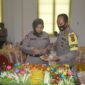 FOTO : Kapolres Tanjab Batat AKBP Guntur Saputro, S.IK, MH dan Ibu Asuh Polwan Polres Tanjab Barat Ibu Indri Guntur Saat Memotong Tumpeng Syukuran HUT Polwan ke 72 di ruang Vicon Mapolres Tanjab Barat, Selasa (01/09/20).