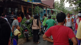 FOTO : Warga Jalann Harapan, RT 08, Kelurahan Tungkal Harapan, Kecamatan Tungkal Ilir, Kabupaten Tanjung Jabung Barat Keluar Rumah.