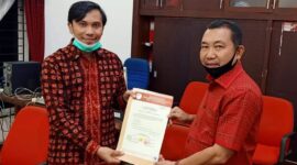 FOTO : Hamdani, SE saat Menerima Blangko B1 KWK PDIP dari Ketua DPD PDIP Provinsi Jambi Edi Purwanto untuk Pasangan Mulia.