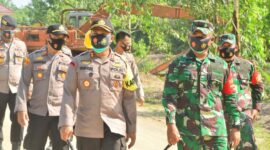 FOTO : Kapolres AKBP Guntur Saputro dan Dandim 0419/Tanjab Letkol Inf Erwan Susanto Ketika Hadiri Sosialisasi dsn Ikrar Deklarasi Pilkada 2020 Damai dan Sekat di Mako Polsek Tungkal Ulu, Sabtu (19/09/20)