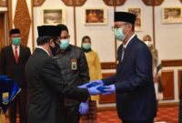 FOTO : Pjs. Gubernur Jambi Restuardy Daud Sugeha Saat Kukuhkan Pj Bupati Bungo dan Tanjung Jabung Timur, Senin (28/09/20).