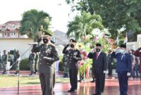 FOTO : Danrem 042/Gapu, Brigjen TNI Zulkifli memimpin Upacara Ziarah Nasional dan Tabur Bunga di Taman Makam Pahlawan (TMP) Satria Bhakti Kota Jambi, Jumat (02/10/20)