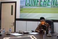 FOTO : Sekretaris Daerah Ir. H. Agus Sanusi, MSi Saat Rakor Pilkada dan Penanganan Covid-19 melalui Video Conference bersama Pjs Gubernur Jambi, Ir. Restuardy Daud, M.Sc, di Ruang Rapat Bupati, Jumat (09/10/20).