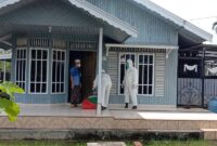 FOTO : Satgas Ber ADP Lengkap Menyerahkan Bantuan Sembako di Rumah Ir. H. Taharuddin, Jumat (09/10/20).