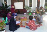 FOTO : Kondisi Belajar Anak-anak yang diberikan oleh Ibu Suparti di Emper Rumah