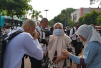 FOTO : Catar dan Orang Tua Ketika Berpisah di Kampus STTD Bekasi, Sabtu (07/11/20)