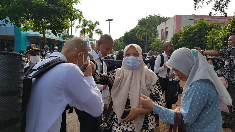 FOTO : Catar dan Orang Tua Ketika Berpisah di Kampus STTD Bekasi, Sabtu (07/11/20)