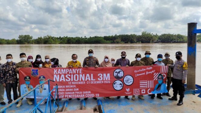 FOTO : Polsek Pengabuan terus galakan kampanye 3 M sekaligus membagukan masker kepada masyarakat di wilayah Kecamatan Pengabuan dan Kecmatan Senyerang, Kamis (12/11/20).