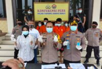 FOTO : Kapolres Tanjab Barat AKBP Guntur Saputro, SIK, MH didampingi Wakapolres Kompol Alhajat, SIK dan Kasat Kasat Narkoba IPTU Septia Intan Putri, STK, S.IK ketika rilis di Mapolres, Sabtu (28/11/20).