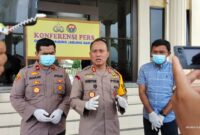 FOTO : Kapolres Tanjab Barat AKBP Guntur Saputro, S.IK, MH didampingi Wakapolres Kompol Alhajat, S.IK dan Kasat Reskrim AKP Jan Manto Hasiholan, SH, SIK di Mapolres, Sabtu (28/11/20).