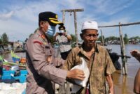 FOTO : Kapolres Tanjab Barat AKBP Guntur Saputro SIK, MH Ketika Memimpin Bansos Penyaluran Bantuan Beras, Senin (30/11/20).