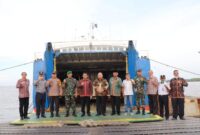 FOTO : Pjs Gubernur Jambi, Ir Restuardy Daud Saat Meninjau Pelabuhan Roro Kuala Tungkal, Kamis (03/12/20).